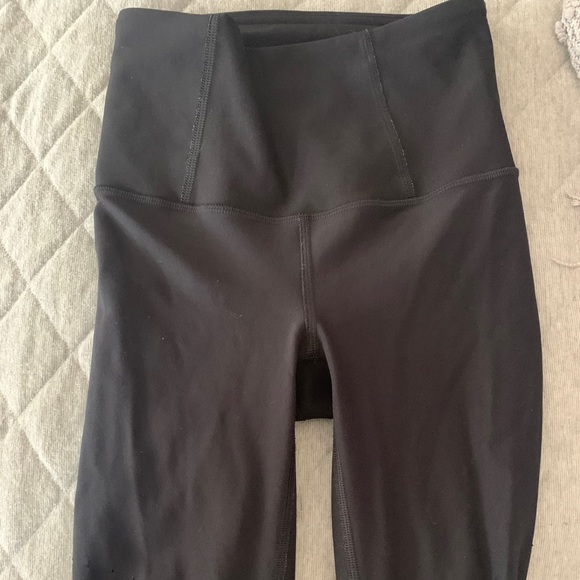 Lululemon leggings size 2 Black like new - Picture 3 of 10